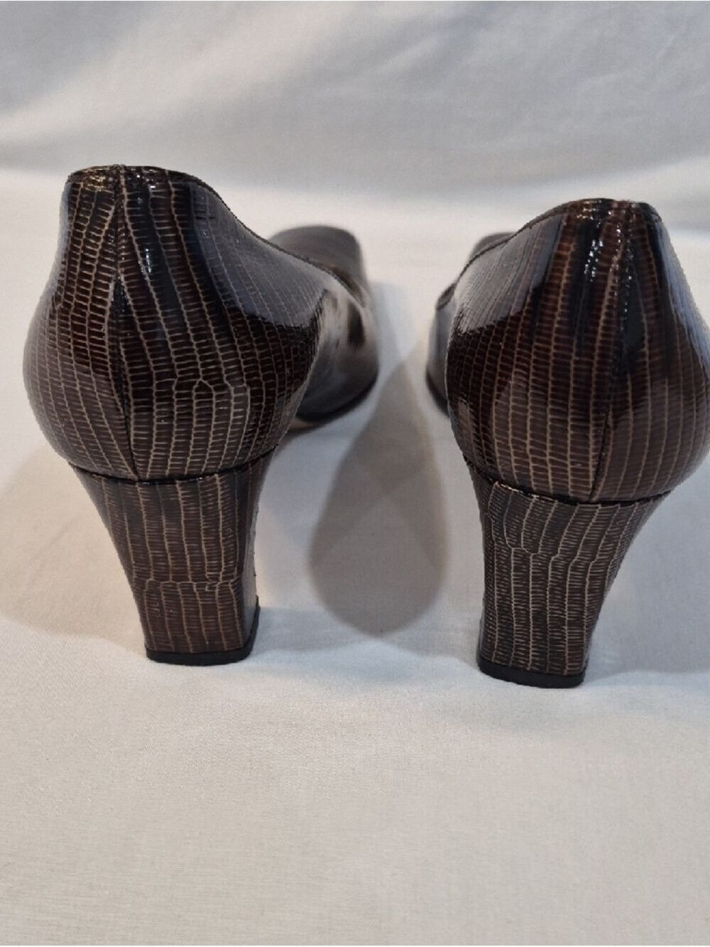 Robetro Capucci Brown Textured Leather Pumps with Low Heel - Picture 6 of 12